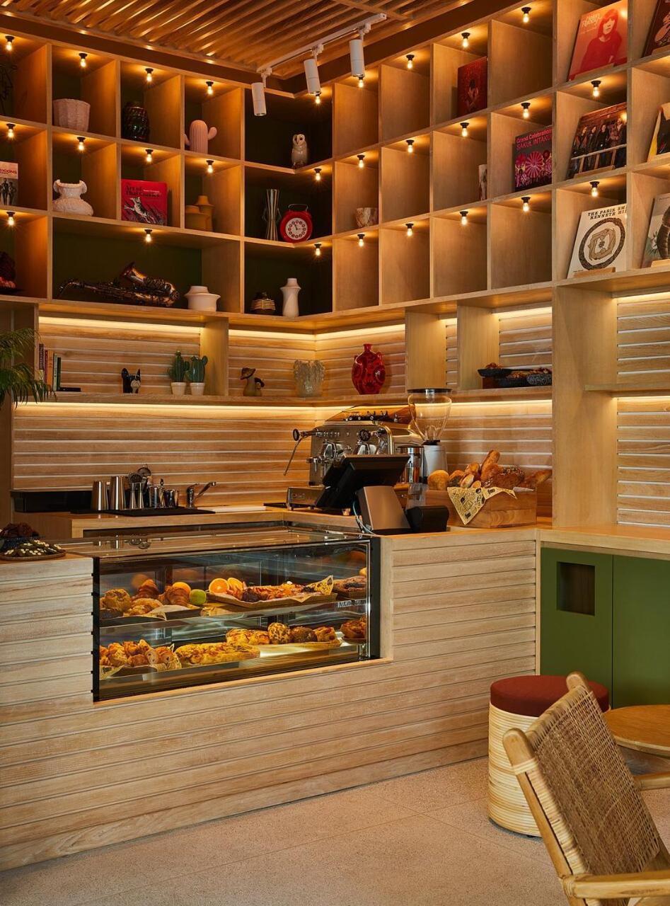ホテル The Standard, ホアヒン郡 エクステリア 写真 A coffee shop in Athens, Greece