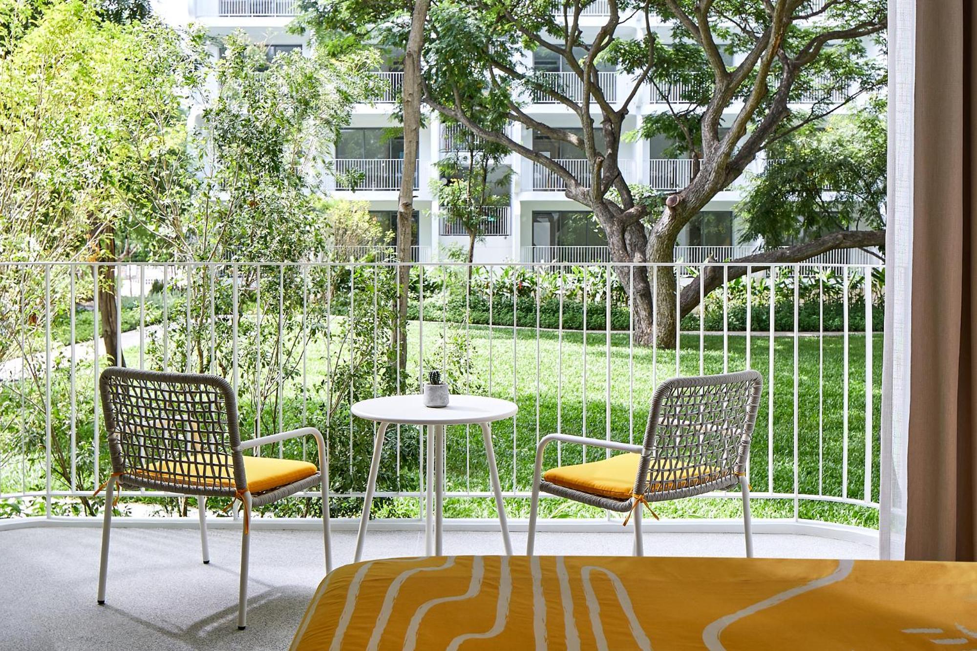 ホテル The Standard, ホアヒン郡 部屋 写真 A balcony at the hotel